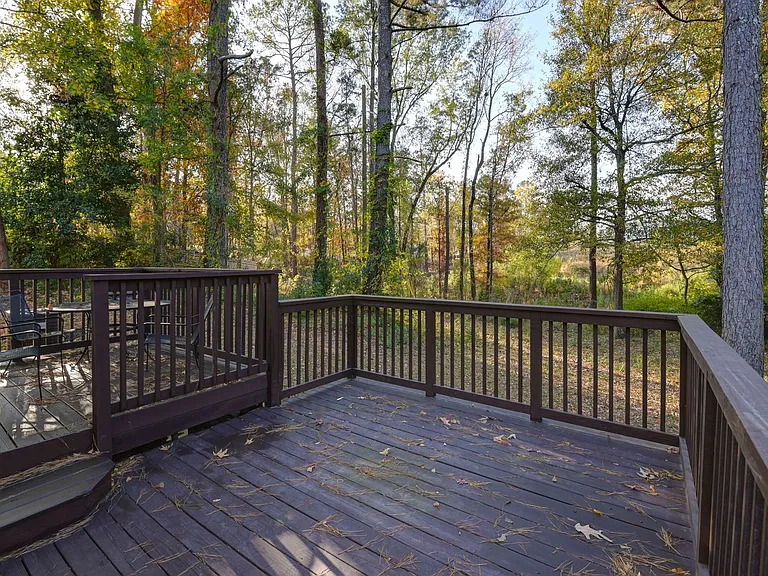100 Woodspur Rd — Photo 37