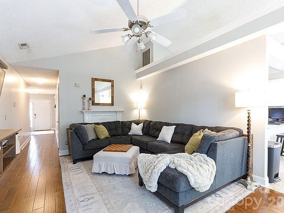5th image of 1566 Meadow Glen Ln