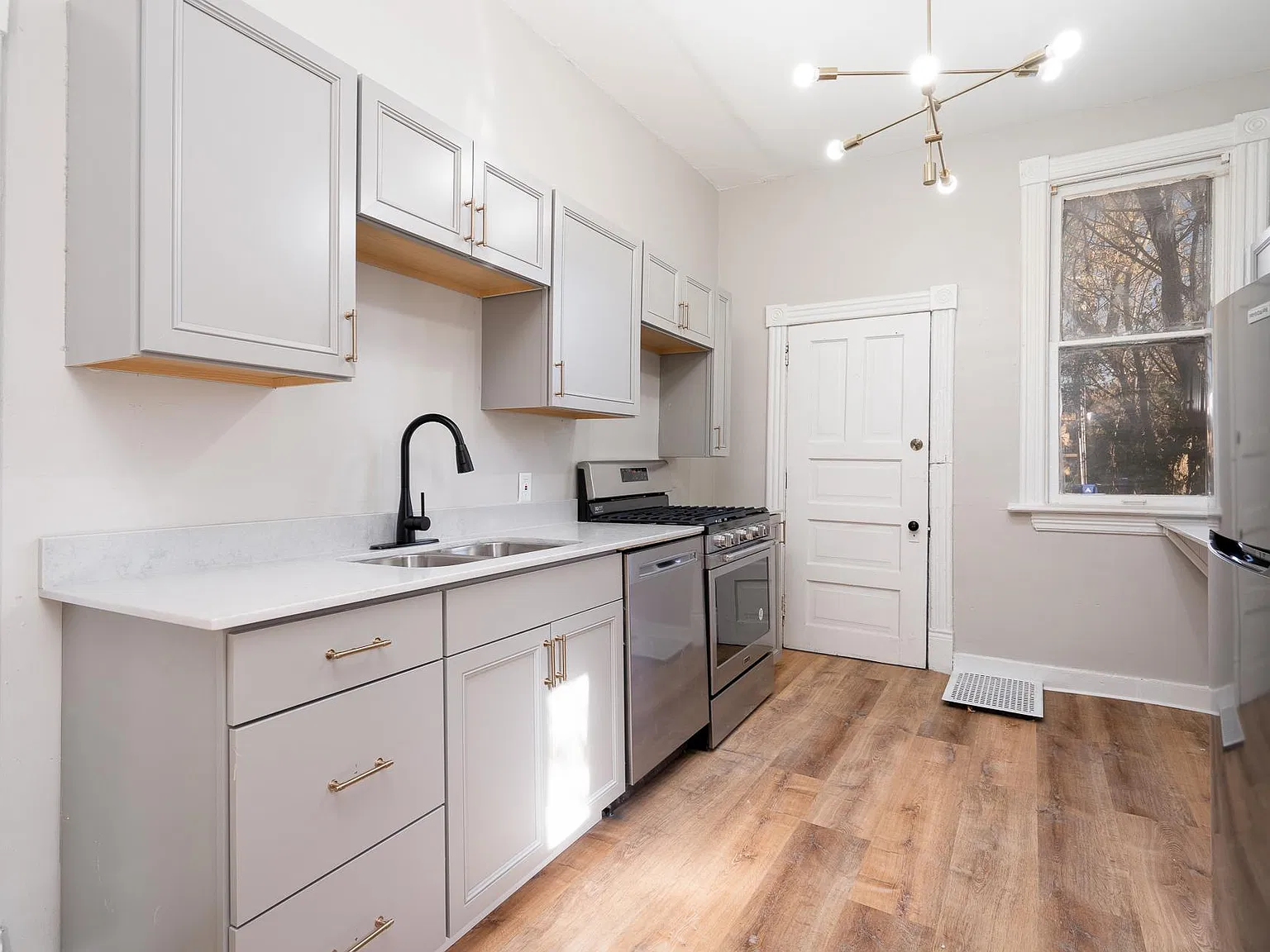 2 bed, 1100 sqft, $1,925 — Photo 2