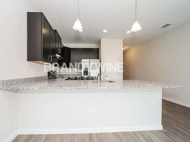 566 Kit St — Photo 9