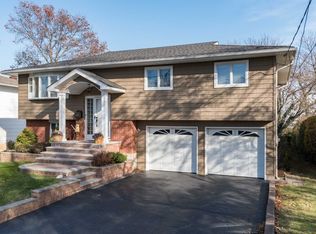 1733 Roberta Ln, Merrick, NY 11566