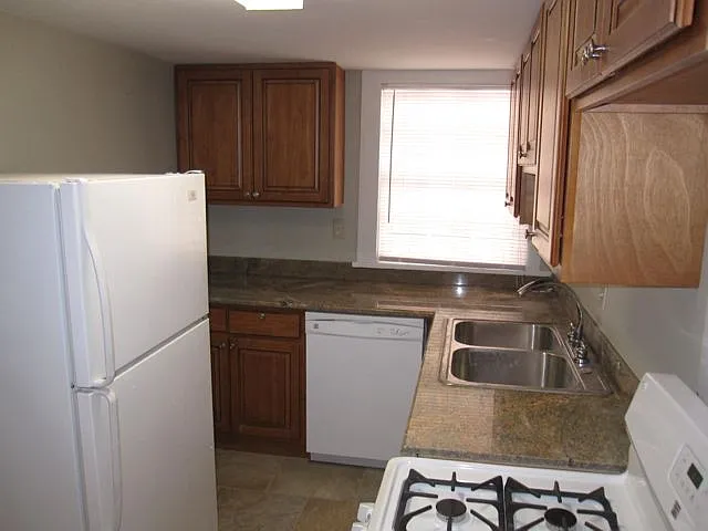 Studio, $875 — Photo 3