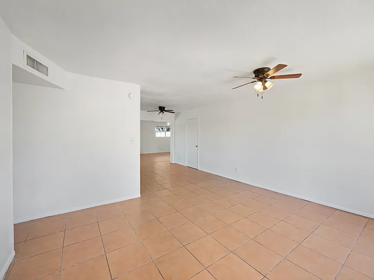 1826 W Behrend Dr — Photo 4