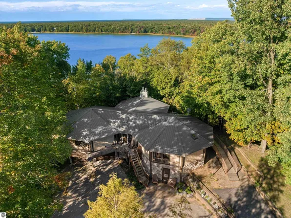 3810 Deer Ridge Trl, Beulah, MI 49617