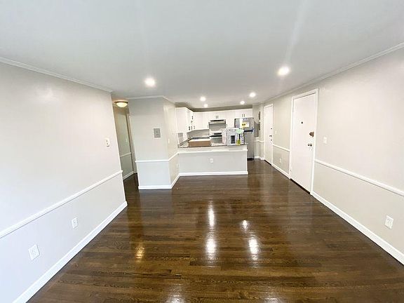 2nd image of 520 Talbot Ave APT 8