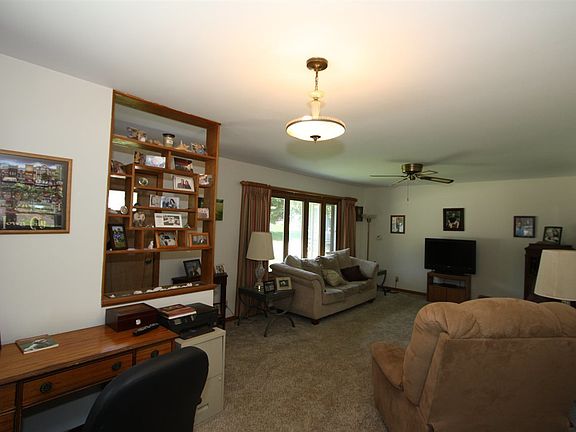 5th image of 16 Maplewood Dr
