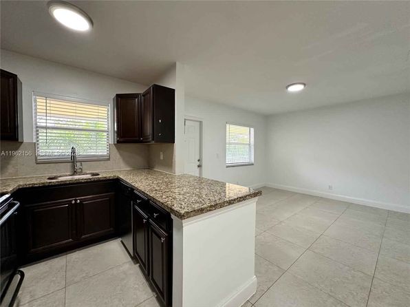 2640 NE 8th Ave APT 15