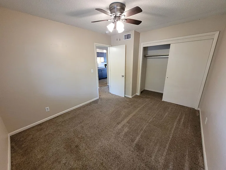 West Glen Apartments — Photo 32