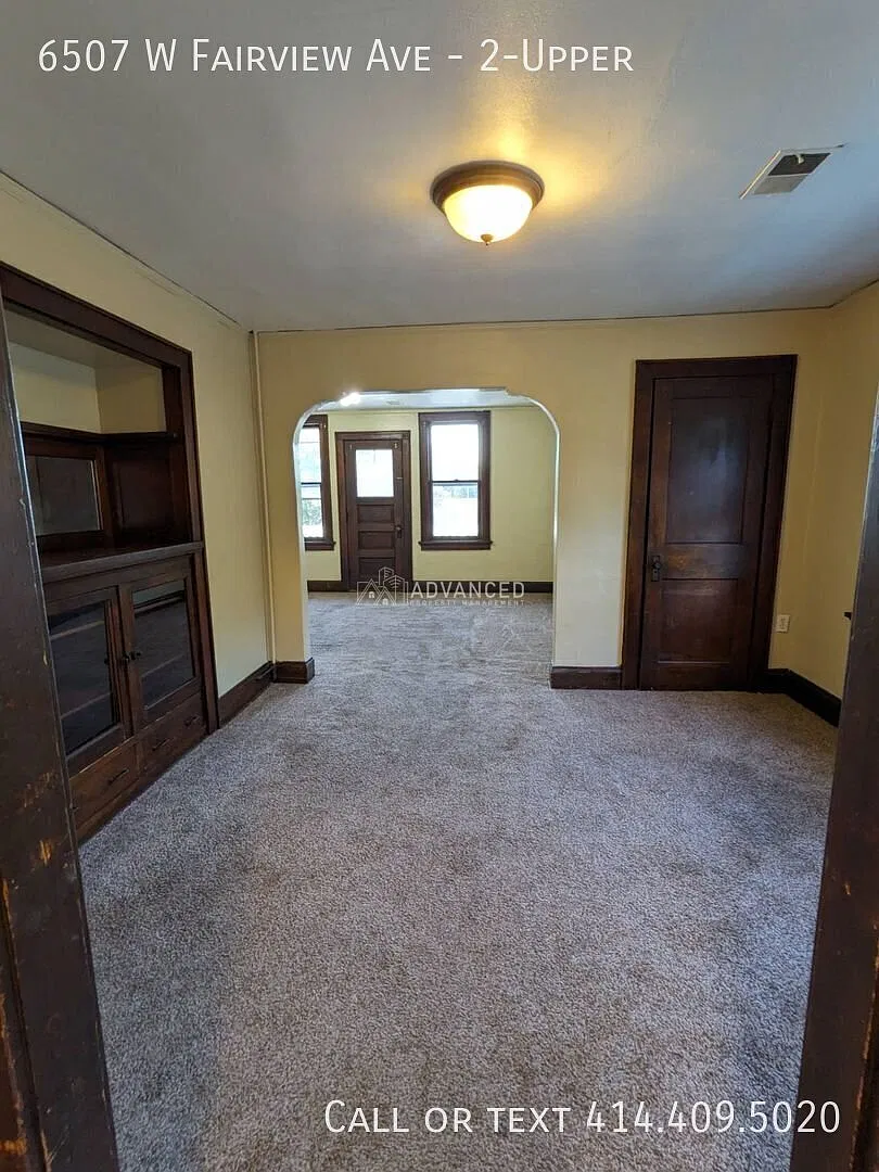 Charming 2-Bedroom Upper Duplex in Milwaukee's Bluemound Heights — Photo 4
