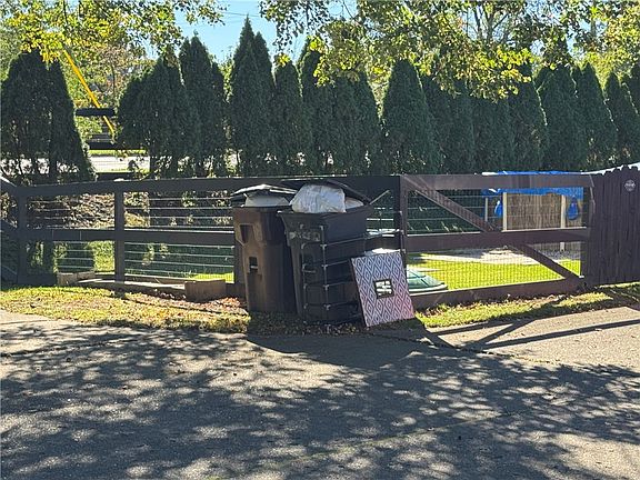 4th image of 2305 Rebecca Dr