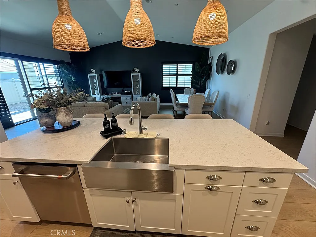 4 bed, 2085 sqft, $5,000 — Photo 2