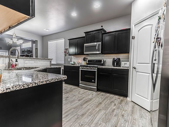 5th image of 838 Holly Park Ave