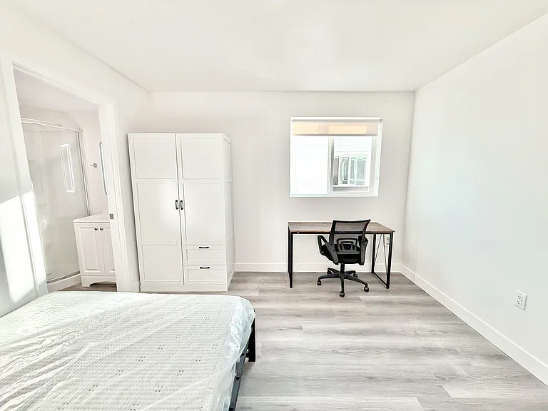 1329 W 36th St — Photo 36