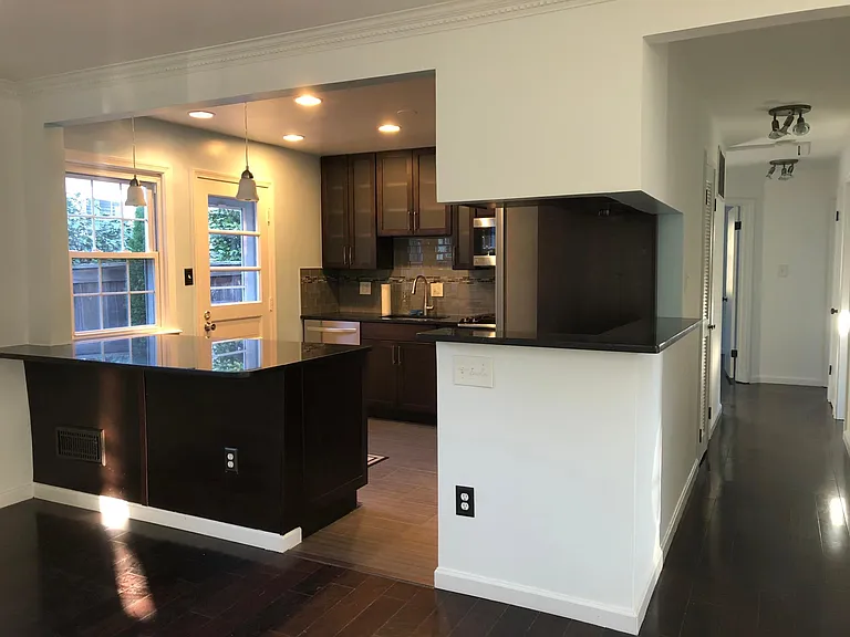 114 E Maple St — Photo 4