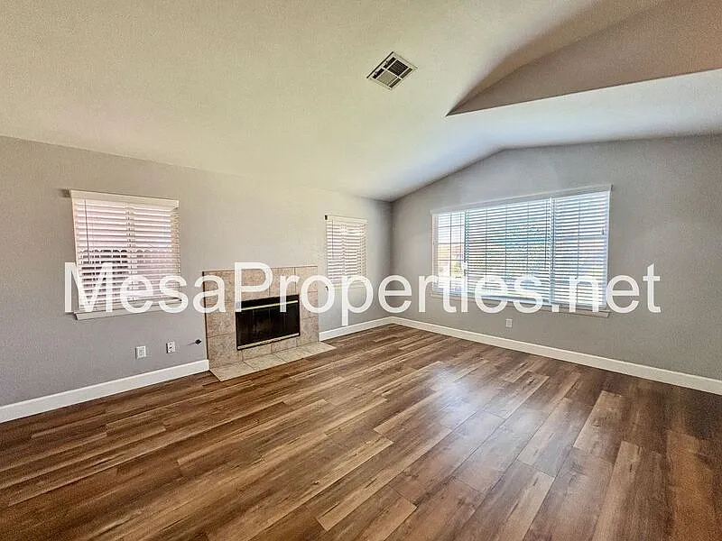3 bed, 2.0 bath, 1582 sqft, $2,350 — Photo 3