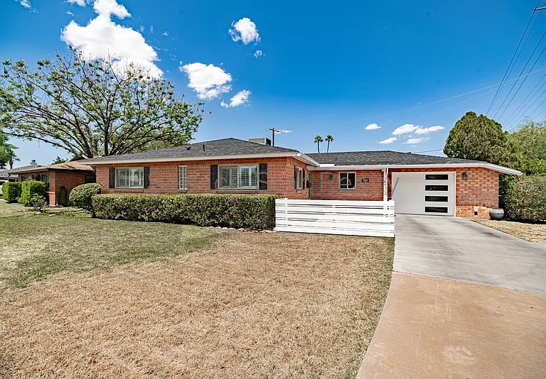 1946 E Rancho Dr — Photo 2