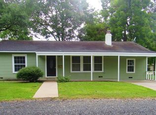 911 Avenue E, El Campo, TX 77437