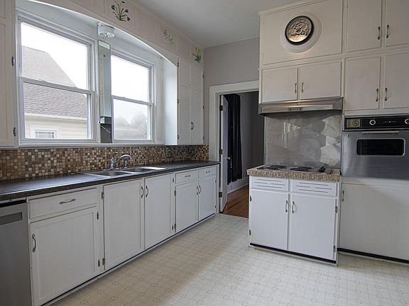 5th image of 260 W College St