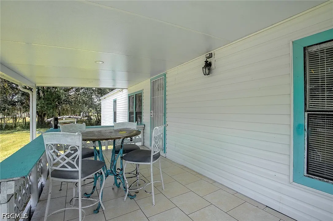3 bed, 2.0 bath, 1404 sqft, $2,000 — Photo 3