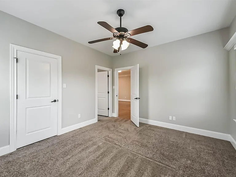 1317 Chantilly Ln — Photo 38