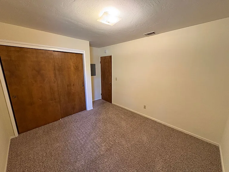 807-811 W Arlen Ct — Photo 11