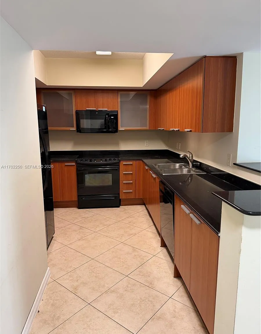 La Perla Condo — Photo 3