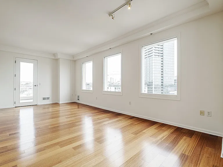 140 S Van Ness Ave #1131 — Photo 2