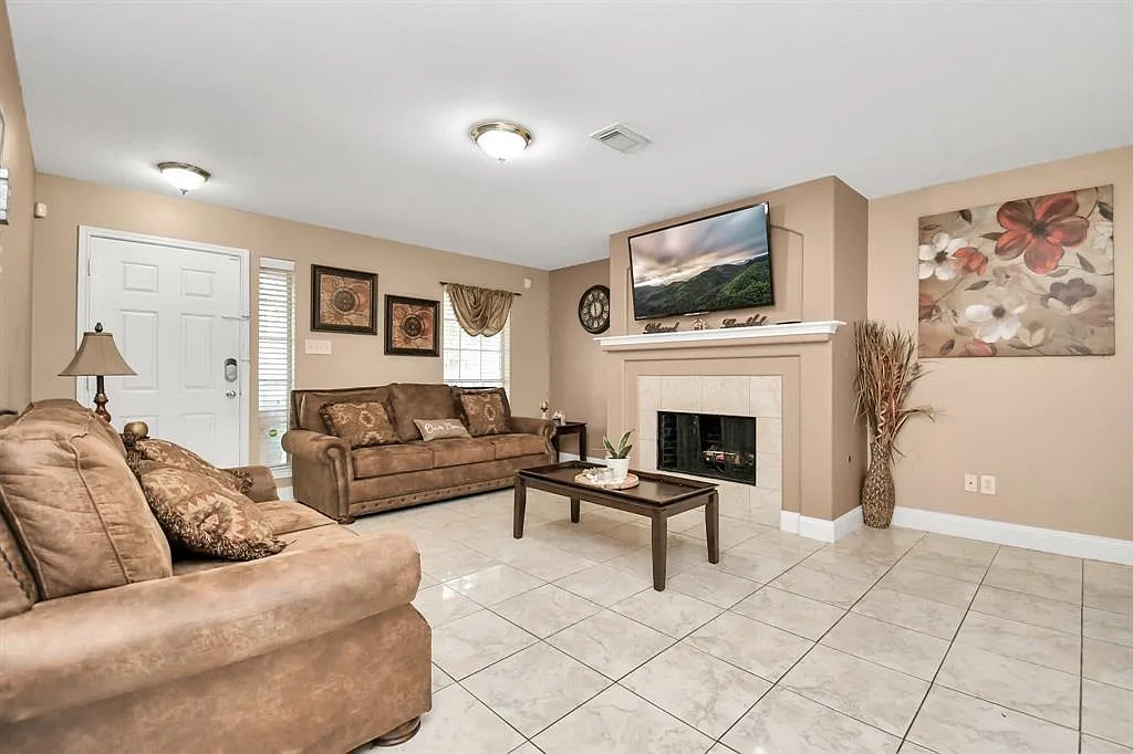4 bed, 2.5 bath, 3215 sqft, $2,300 — Photo 3