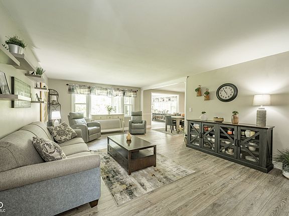 2nd image of 930 Jameson Ct