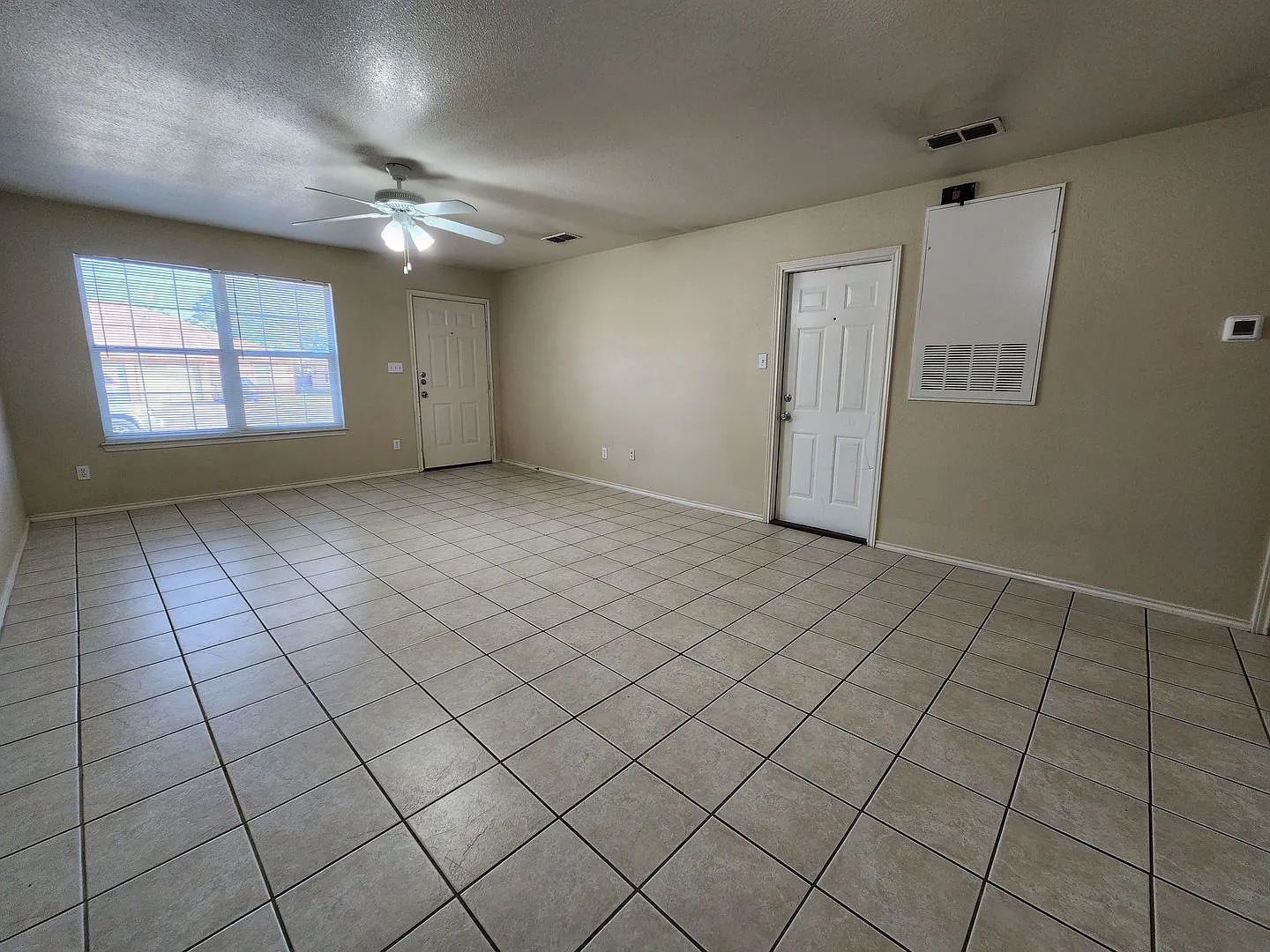 2/2/1 Duplex / No Carpet / Easy Access to IH 35 & Hwy 46 / Fenced in Yard / Fridge Included / CISD — Photo 2
