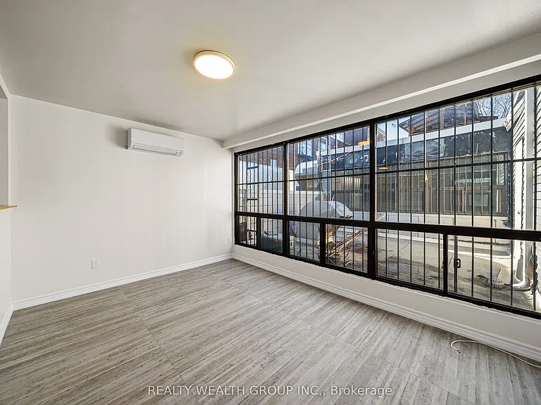 566 Queen St W — Photo 10