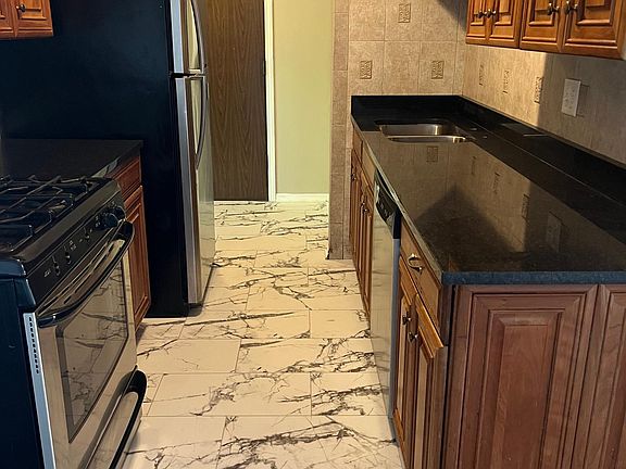 5th image of 1410 Willow Ln APT 3