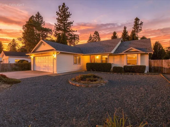 384 Wells Dr, Cave Junction, OR 97523