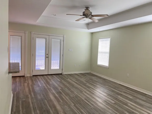 732 S Magnolia St, Rockport, TX 78382