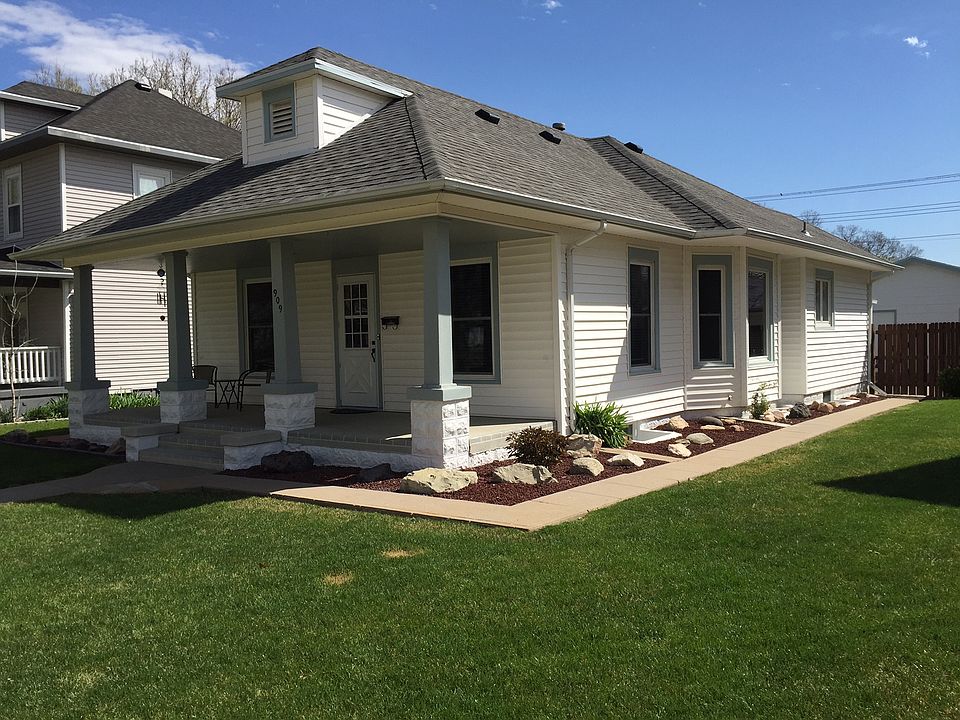 1st image of 909 E 1st St