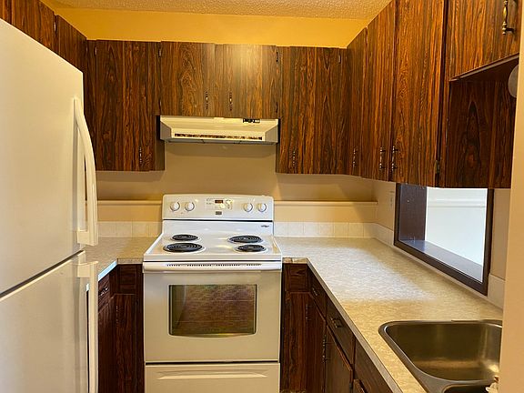 3rd image of 9912 95th St Unit 1