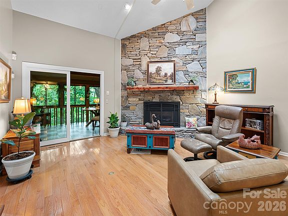 4th image of 303 White Oak Dr