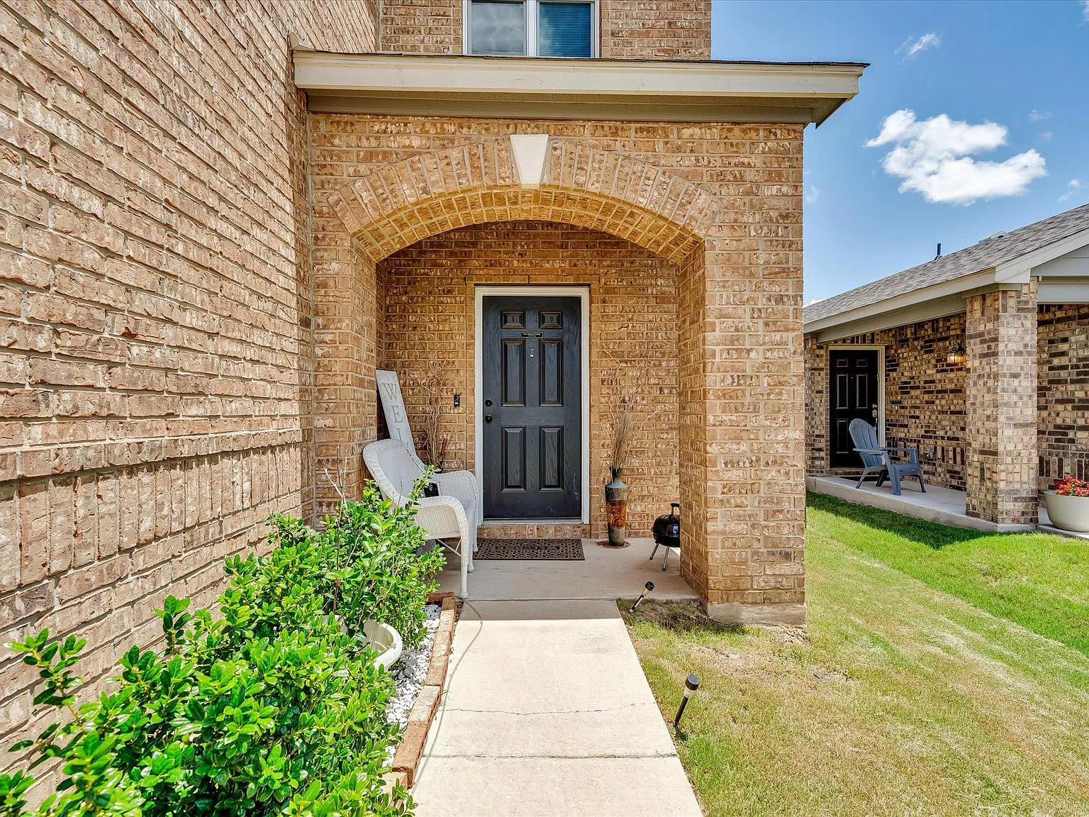 3 bed, 2.5 bath, 2204 sqft, $2,100 — Photo 3