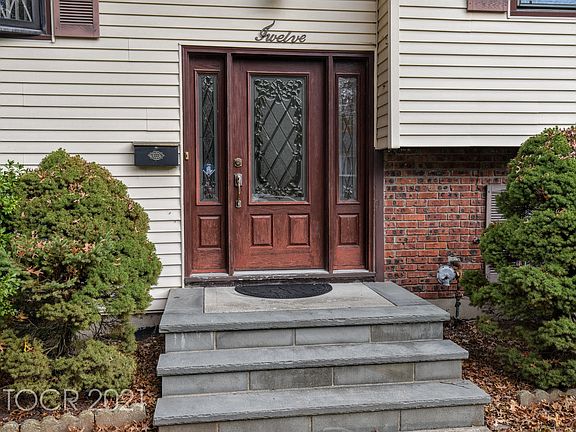 3rd image of 12 Hearth Ct