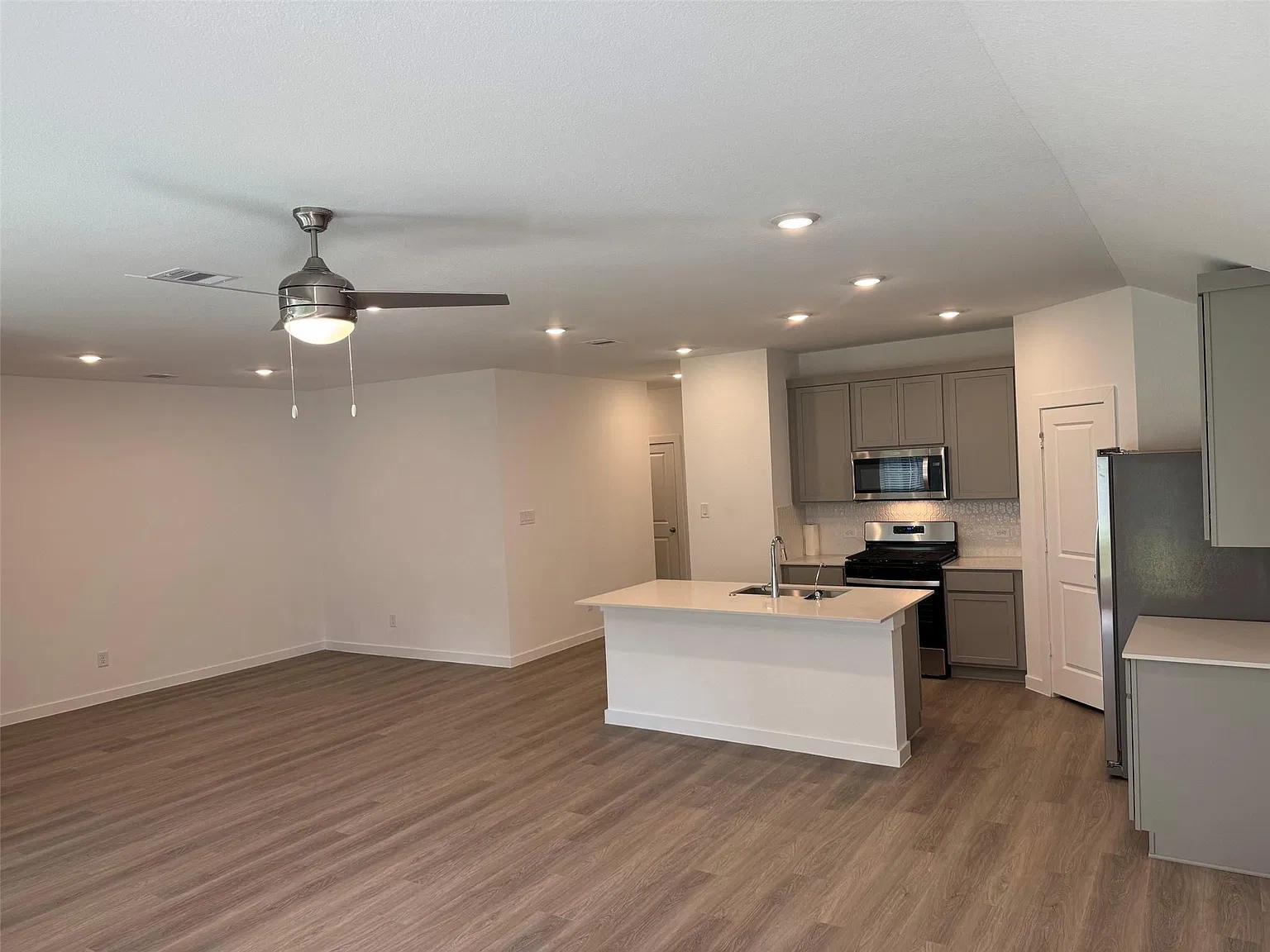 4 bed, 2.0 bath, 1832 sqft, $2,300 — Photo 4