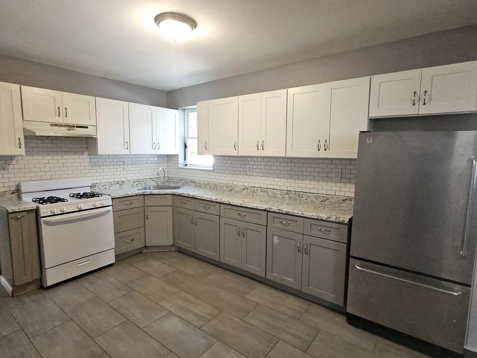 4 bed, $1,850 — Photo 1