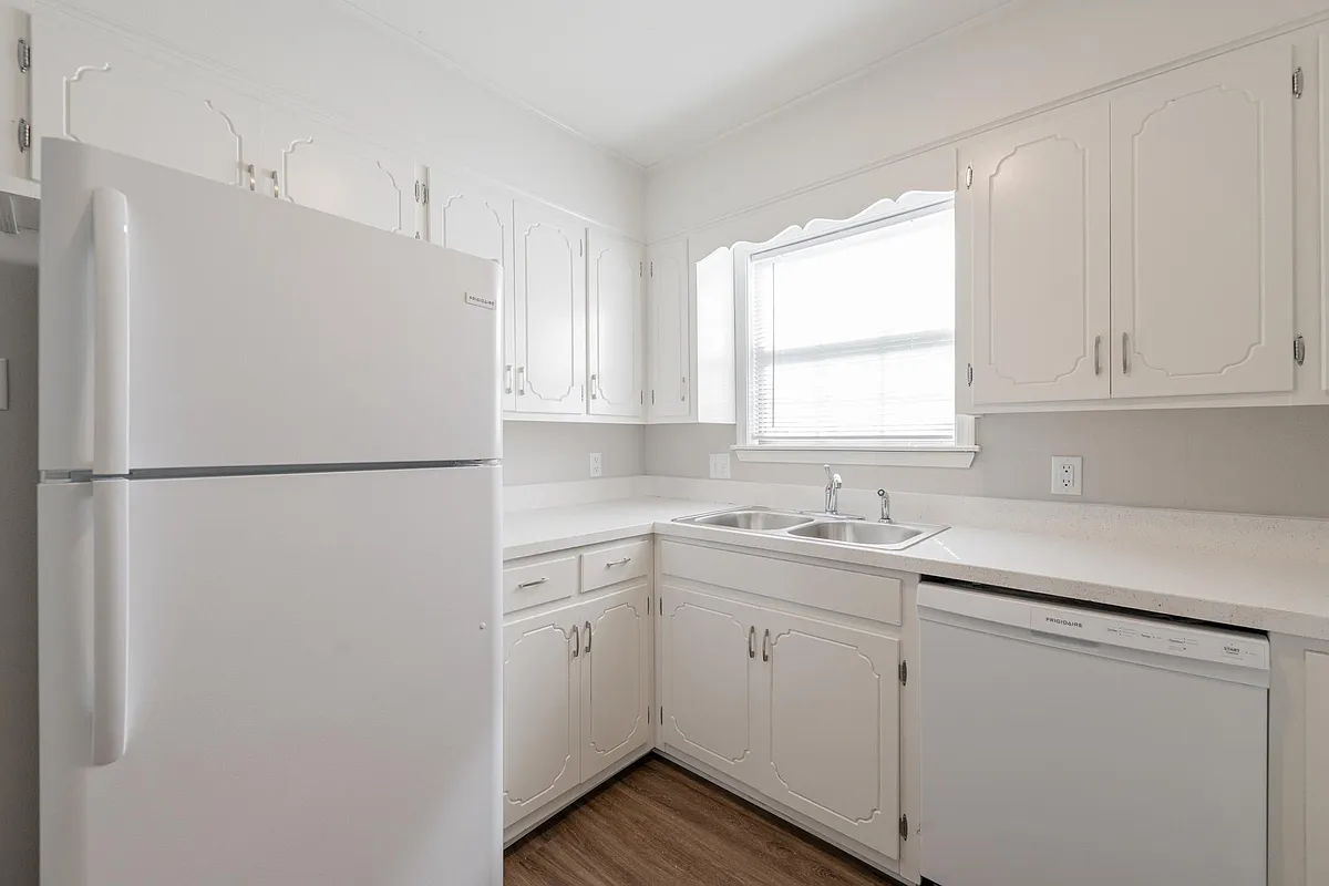 Building Photo - 1325 Robins St #6
