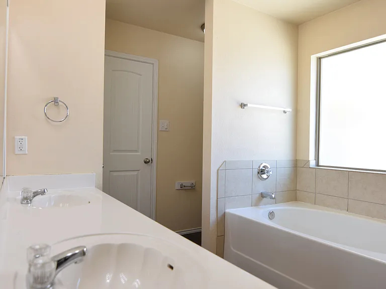 300 Curtis Dr — Photo 16