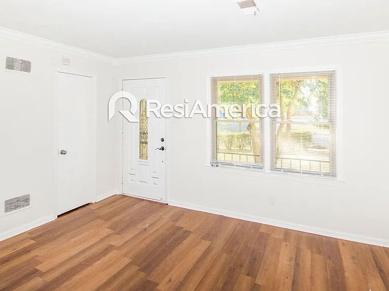 3820 Bishops Bridge Rd — Photo 2