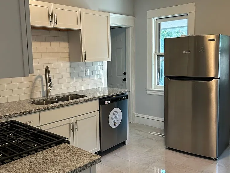 2245 Johnson St NE — Photo 4