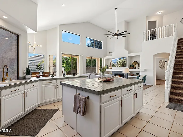 1125 E Irma Ln — Photo 20