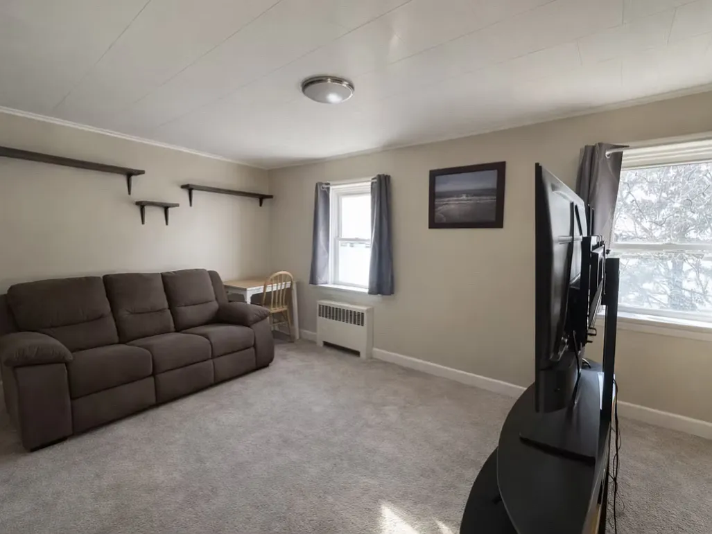 1 bed, 950 sqft, $1,350 — Photo 4