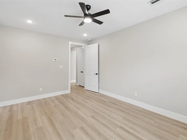 2603 Martinas — Photo 12