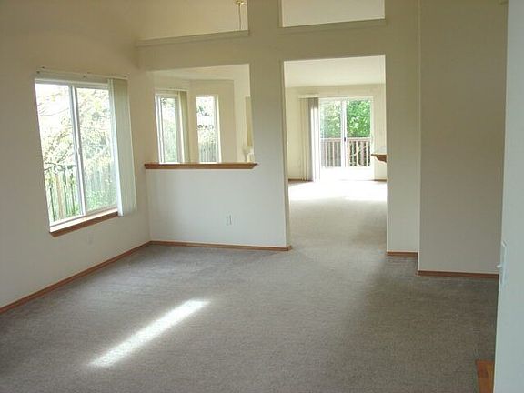 Large vaulted living rm