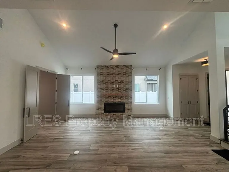 722 Ellwood Ave — Photo 8